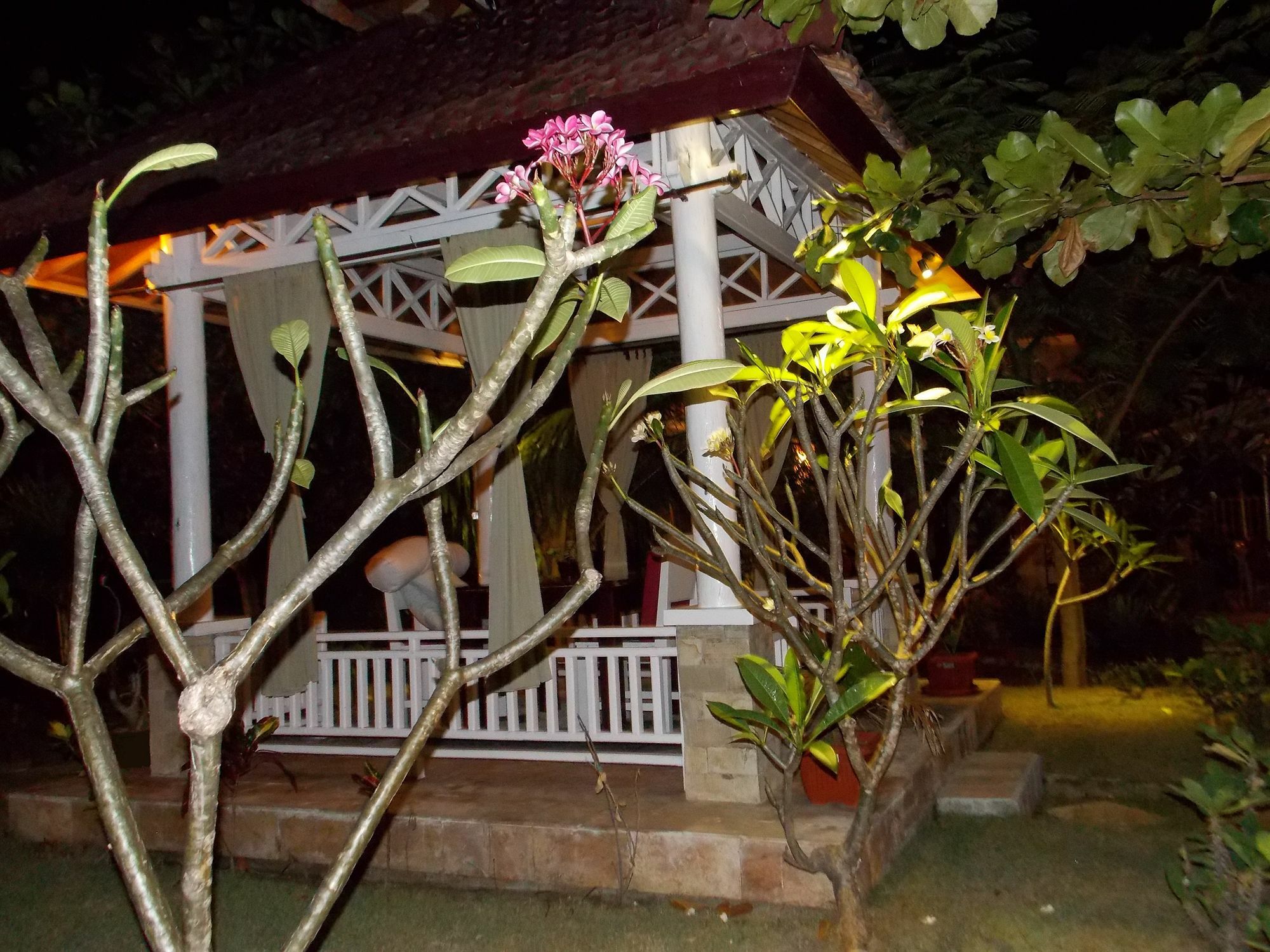 Tropical Hideaways Resort Гили Мено Екстериор снимка